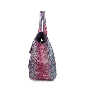 Vista laterale della borsa a mano viola con motivo a coccodrillo e forma ad ala retrò