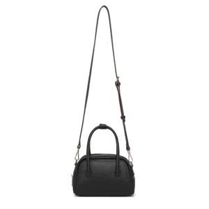 Vista frontal completa de un mini bolso Boston de cuero negro con correa ajustable
