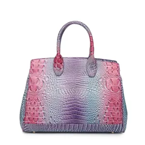 Dettaglio di alta qualità del motivo a coccodrillo viola e rosa vibrante su questa borsa ala