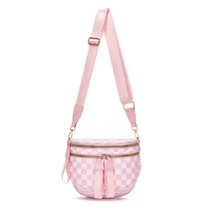 Bolso bandolera de tela Oxford a cuadros rosas y blancos con correa ajustable.