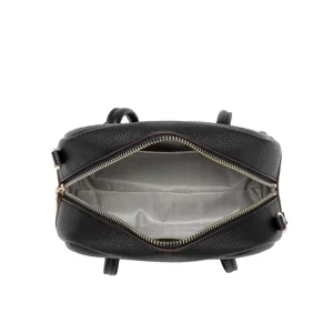 Vista interior de un bolso Boston de cuero vacuno negro con forro de patrón de chevrón.