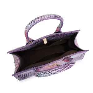 Vista interna della borsa viola goffrata coccodrillo con ampi scomparti interni.