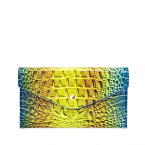 Vista detallada del patrón de cocodrilo vintage en esta cartera de mano colorida