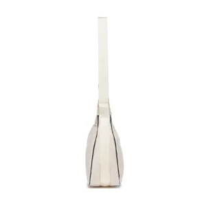 Detalle lateral de un bolso de hombro tipo luna acolchado beige ligero para mujer