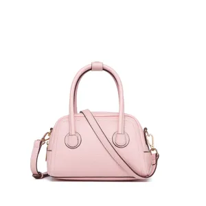 Primer plano de mini bolso Boston de cuero rosa granulado con elegantes asas superiores