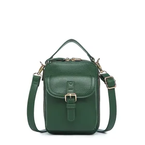 Detalle frontal de un bolso mensajero de cuero granulado verde con hebilla.