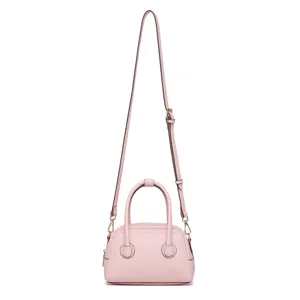 Vista frontal detallada de un mini bolso Boston de cuero rosa con correa ajustable
