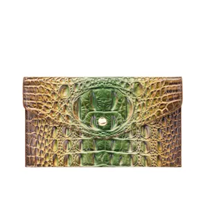 Vista detallada de un bolso de mano vintage de cuero grabado de cocodrilo verde con botón