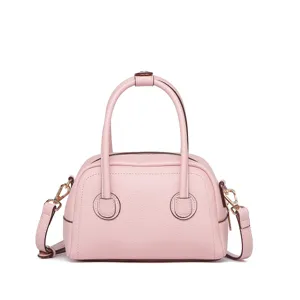 Detalle de un bolso Boston de piel de vacuno rosa granulada con acabados dorados
