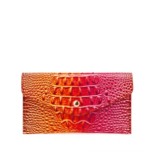 Primer plano de la cartera de mano para mujer con relieve de cocodrilo degradado