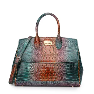 Dettaglio della trama coccodrillo multicolore e chiusura dorata su borsa vintage ad ali