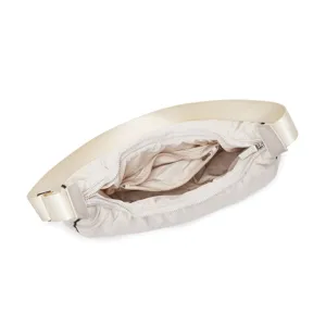 Vista interna del bolso medialuna acolchado beige con bolsillo de cremallera