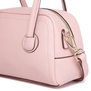 Primer plano del bolso Boston de cuero rosa con detalles de cremallera y herrajes dorados