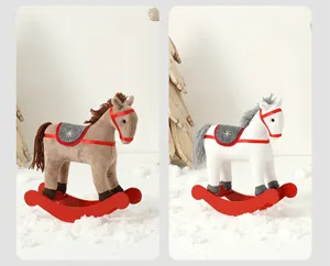Vue détaillée des ornements de Noël en peluche cheval à bascule brun et blanc sur neige