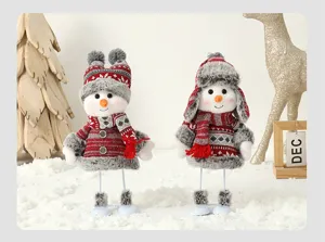 Vue détaillée de figurines de bonshommes de neige avec chapeaux rouges et gris