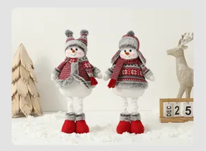 Vue détaillée de deux bonhommes de neige de Noël avec chapeaux rouges et écharpes festives