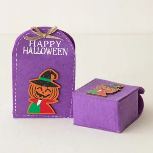 Bolsa de fieltro morada para dulces de Halloween con calabaza y texto decorativo.
