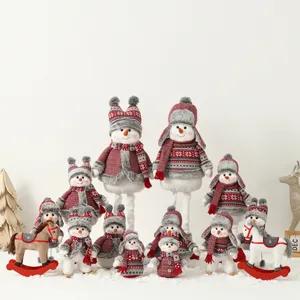 Groupe de bonhommes de neige de Noël en peluche avec bonnets rouges décoration
