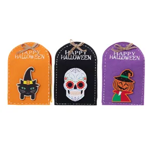 Set de tres bolsas de regalo de fieltro para Halloween con diseños de calabaza, gato y calavera.