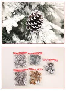 Vista detallada de piñas de Navidad nevadas y surtidos en empaques transparentes