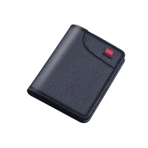 Portafoglio verticale sottile da uomo in pelle martellata blu navy con etichetta rossa.