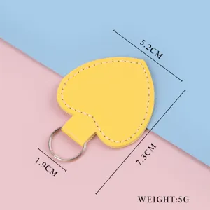 Gelber herzförmiger Leder-Schlüsselanhänger mit Silberring und 7,3x5,2 cm Maßen
