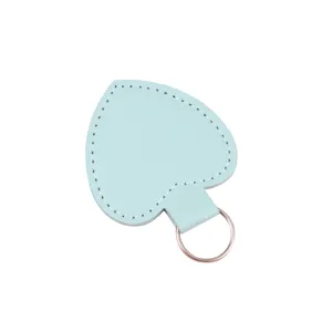 Charmanter hellblauer herzförmiger Leder-Schlüsselanhänger mit weißen Nähten und Metallring