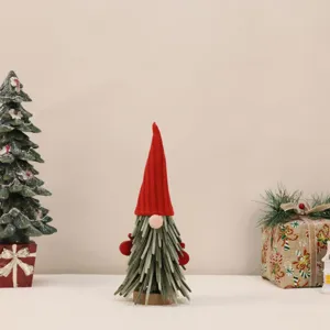 Vista dettagliata di uno gnomo di Natale in feltro fatto a mano in ambiente festivo