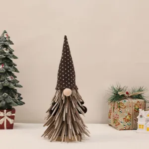 Dettaglio dello gnomo di Natale fatto a mano con cappello lavorato a maglia e barba
