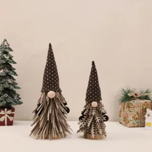 Gnomi di Natale in feltro fatti a mano con cappelli in maglia per decorazioni festive