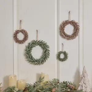 Set mit 4 Mini-Weihnachtskränzen aus Filz in Salbeigrün und Rustikalbraun als Deko