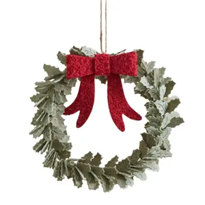 Handgefertigter Weihnachts-Filzkranz mit grünen Stechpalmenblättern und roter Schleife