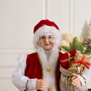 Bambola tradizionale di Mamma Natale con sacco di regali e decorazioni natalizie festive