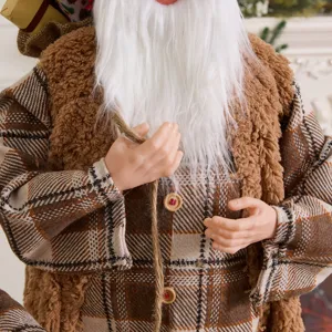 Detailansicht der braun karierten Weihnachtsmann-Figur mit Pelzweste für Weihnachtsdeko