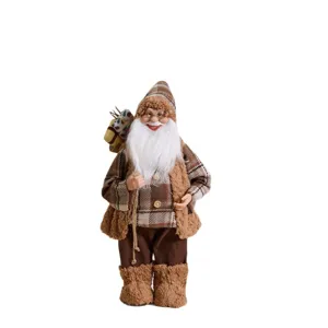 Stehender Weihnachtsmann in braunem Karo-Outfit mit weißem Bart und Geschenksack