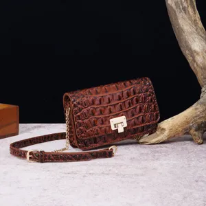 Elegante bolso vintage marrón con grabado de cocodrilo y correa de cadena dorada