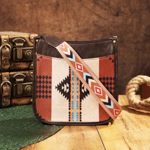 Bolso bandolera bohemio con estampado occidental y correa tejida ancha sobre fondo vintage.