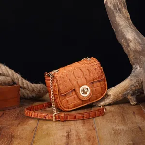 Bolso bandolera vintage de cuero marrón con patrón de cocodrilo y cierre dorado