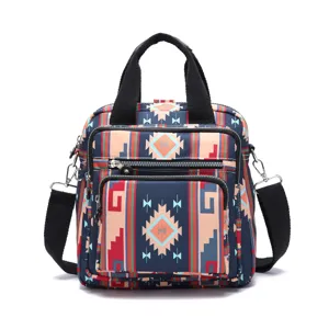 Vista frontal detallada de una mochila con estampado bohemio azteca y bolsillos de cremallera