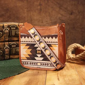 Vista detallada de un bolso bandolera bohemio vintage con estampado étnico y correa ancha.