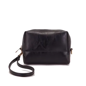 Vista frontal de un pequeño bolso de cuero negro con correa de muñeca y cremallera dorada