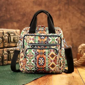 Detalle de primer plano de la mochila estilo bohemio azteca con estampado tribal