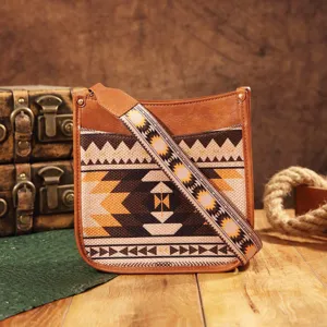 Bolso bandolera bohemio vintage pequeño con estampado étnico y correa ancha de patrón.