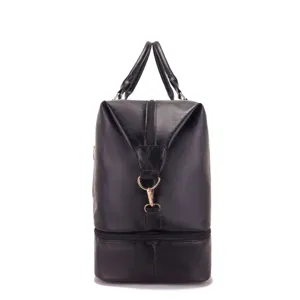 Vista lateral de un gran bolso de viaje de cuero negro con compartimento inferior para zapatos.