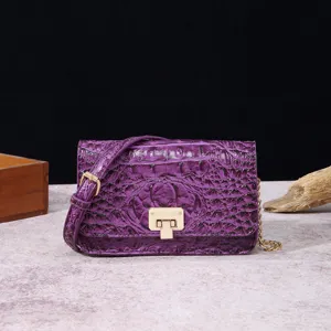 Bolso vintage morado con grabado de cocodrilo y elegante cadena en tono dorado