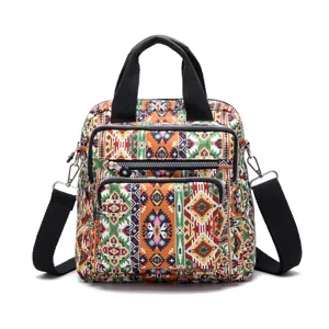 Vista frontal de una mochila colorida de estilo bohemio azteca con múltiples bolsillos