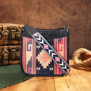 Detalle del bolso bandolera bohemio con patrones étnicos y correa ancha tejida.