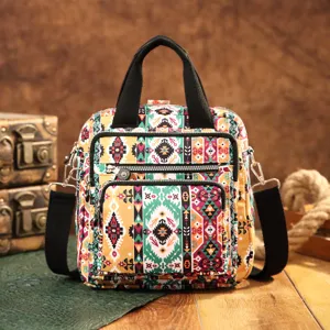 Vista detallada de una mochila para mujer con diseño azteca y bohemio de gran capacidad viaje.