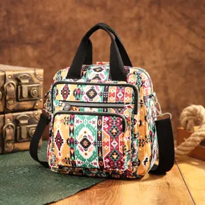 Mochila con patrón azteca bohemio con múltiples bolsillos con cremallera y asas negras.
