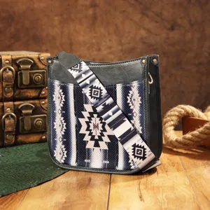 Bolso bandolera boho retro con correa de patrón geométrico en entorno rústico.